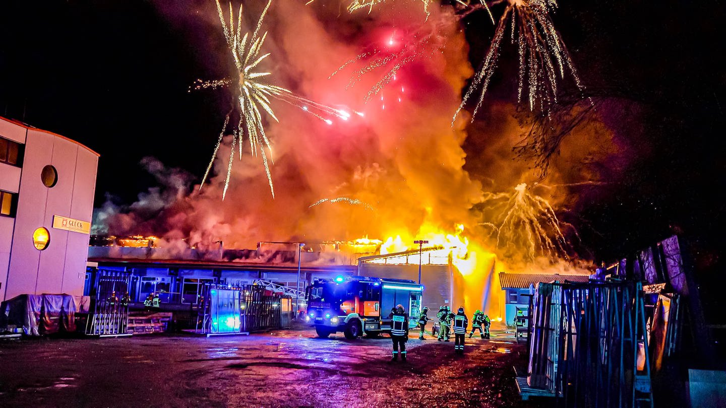 Bei einem Brand in einer Lagerhalle in Neckartailfingen (Kreis Esslingen) sind plötzlich Feuerwerkskörper in die Luft gegangen. (Foto: 7aktuell.media)