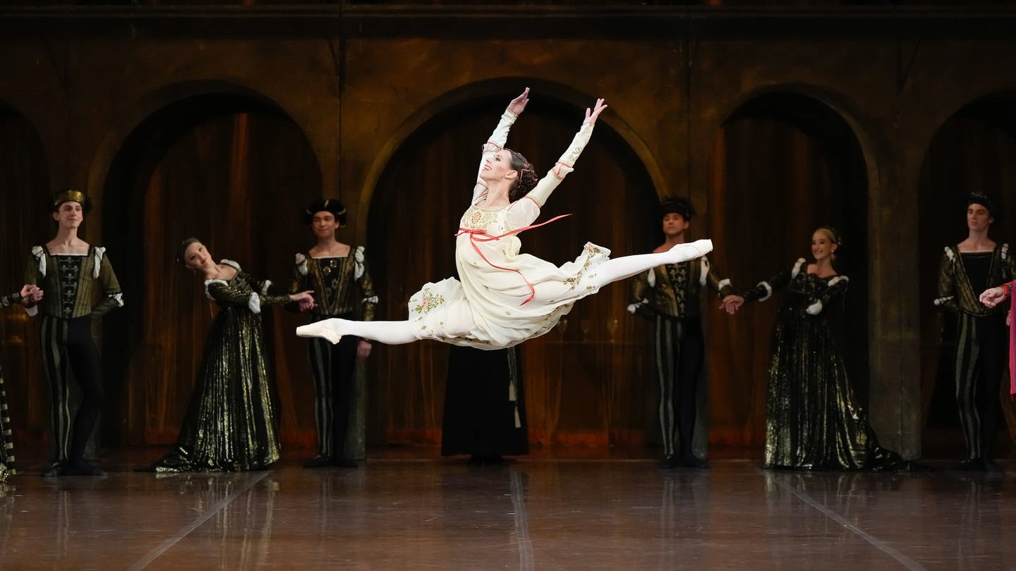 Elisa Badenes im Grand Jeté in der Rolle der Julia in John Crankos Romeo & Julia (Foto: Stuttgarter Ballett | Roman Novitzky)