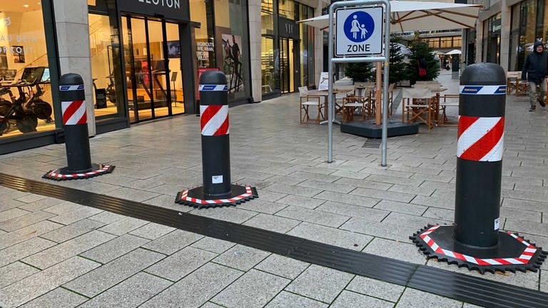 Etliche mobile Poller sollen den Stuttgarter Weihnachtsmarkt zusätzlich schützen. (Foto: Pressestelle, Stadt Stuttgart)