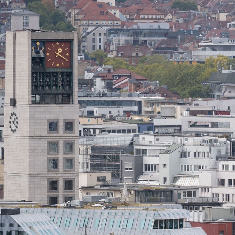 Der Blick über die Stadt Stuttgart. Der Turm des Stuttgarter Rathauses reicht weit über die restlichen Dächer der Stadt. (Foto: SWR, picture alliance/dpa | Marijan Murat (Archivbild))