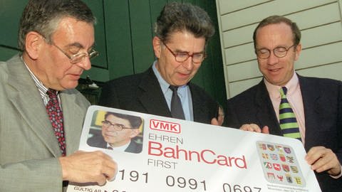 Zum Abschied als Vorstandsvorsitzender der Deutschen Bahn AG, erhielt Heinz Dürr (Mitte) am 10. Juni 1997 in München eine überdimensionale Bahn-Card vom damaligen Bundesverkehrsminister Matthias Wissmann (rechts) und dem damaligen niedersächsischen Verkehrsminister Peter Fischer.