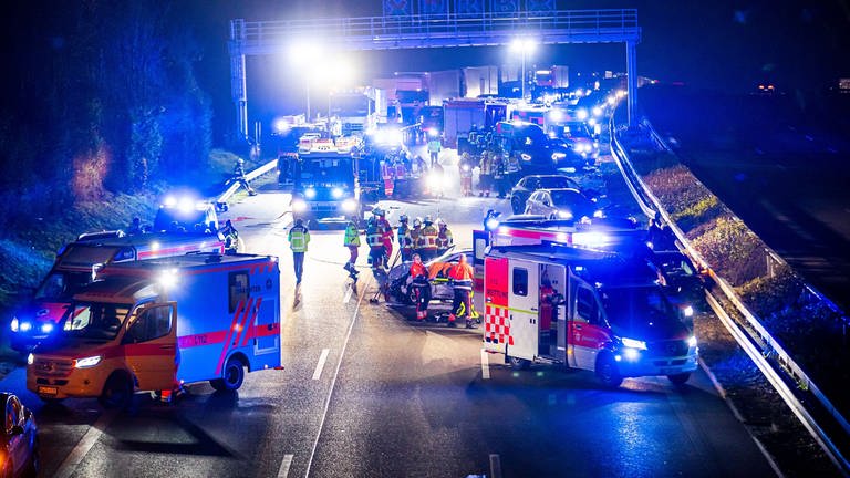 Schwerer Unfall auf der A81 bei Mundelsheim (Foto: KS-Images.de/Karsten Schmalz)