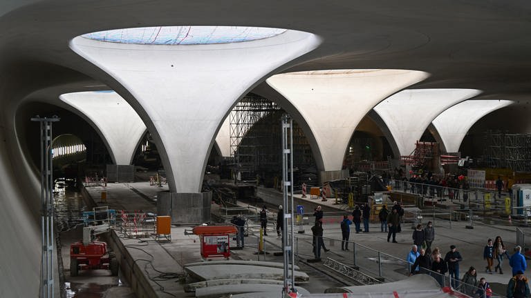 Innenansicht mit Kelchstützen des zukünftigen Stuttgarter Tiefbahnhofs S21. Die Kosten steigen offenbar auf über 11 Milliarden Euro.