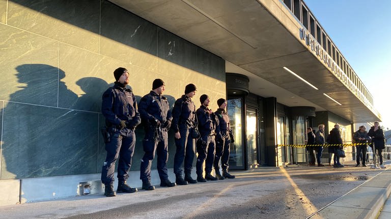 Mit viel Polizei: In Stuttgart steht der Fall "Handgranate auf friedhof" vor Gericht. (Foto: SWR, Lukas Föhr)