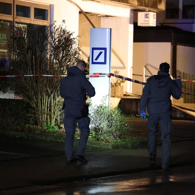 Einsatzkräfte sichern Spuren nach Sprengung von Geldautomat in Leinfelden-Echterdingen (Foto: Sueddeutsche Mediengesellschaft )