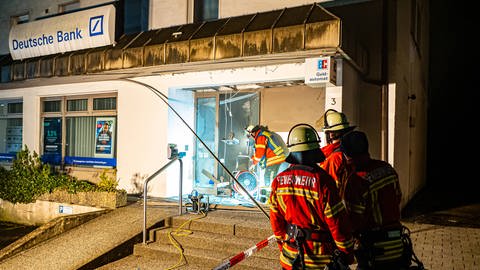 Explosion des Geldautomaten hat den Eingangsbereich der Bankfiliale zerstört