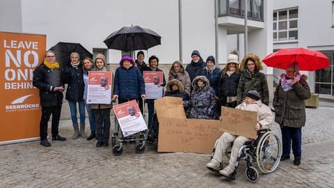 Unterstützer von Sedia Kijera vor dem Pflegeheim Haus am Mühlbach in Kirchheim am Neckar