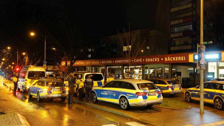 Polizeieinsatz in Stuttgart-Rot nach mutmaßlichem Tötungsdelikt (Foto: Andreas Rosar)