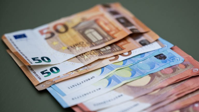 Verschiedene Geldscheine liegen auf dem Tisch (Foto: dpa Bildfunk, picture alliance/dpa | Hannes P Albert)