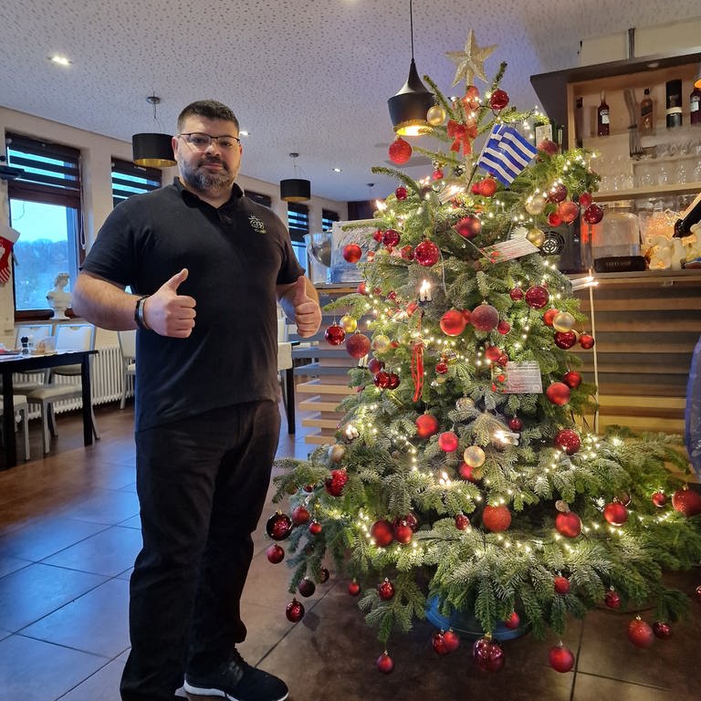 Dimitrios Evangelopoulos vor einem geschmückten Weihnachtsbaum (Foto: Dimitrios Evangelopoulos )