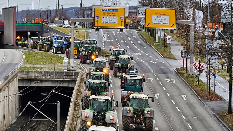 Traktoren stauen sich auf der B10 am Pragsattel Stuttgart. (Foto: Andreas Rosar Fotoagentur Stuttgart)