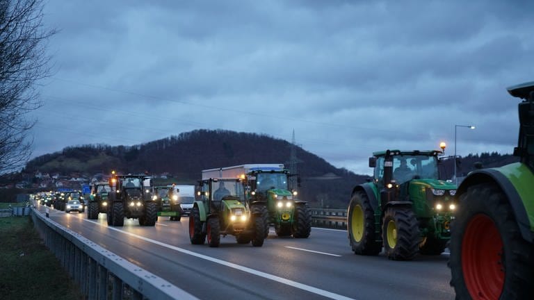 Traktoren fahren auf der Autobahn 8 (Foto: SDMG / Woelfl)