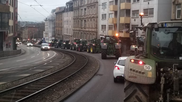 Bauern aus Ulm fahren am Donnerstagmorgen über die B27 nach Stuttgart in einer Kolonne ein. (Foto: SWR)