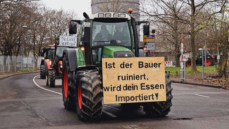 Auf Schildern an den Traktoren stehen Protestparolen der Bauern. (Foto: 7aktuell.de | Andreas Werner)
