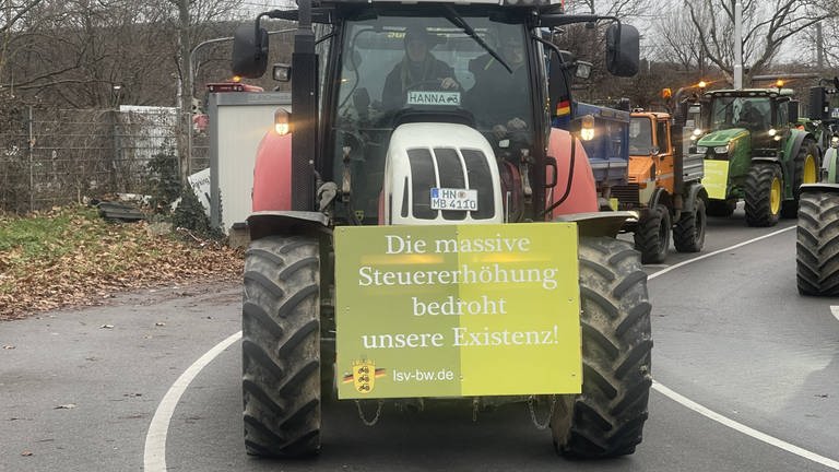 Auf Schildern an den Traktoren stehen Protestparolen der Bauern. (Foto: 7aktuell.de | Andreas Werner)