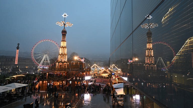 Viel Regen und weniger Tage in der Adventszeit trüben die Bilanz für den Stuttgarter Weihnachtsmarkt 2023 etwas. (Foto: dpa Bildfunk, picture alliance/dpa | Bernd Weißbrod)