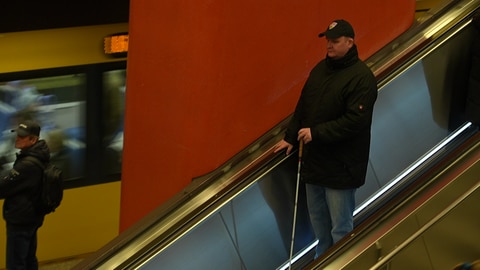 Torsten Steimle ist blind und muss sich am Hauptbahnhof alleine seinen Weg suchen.