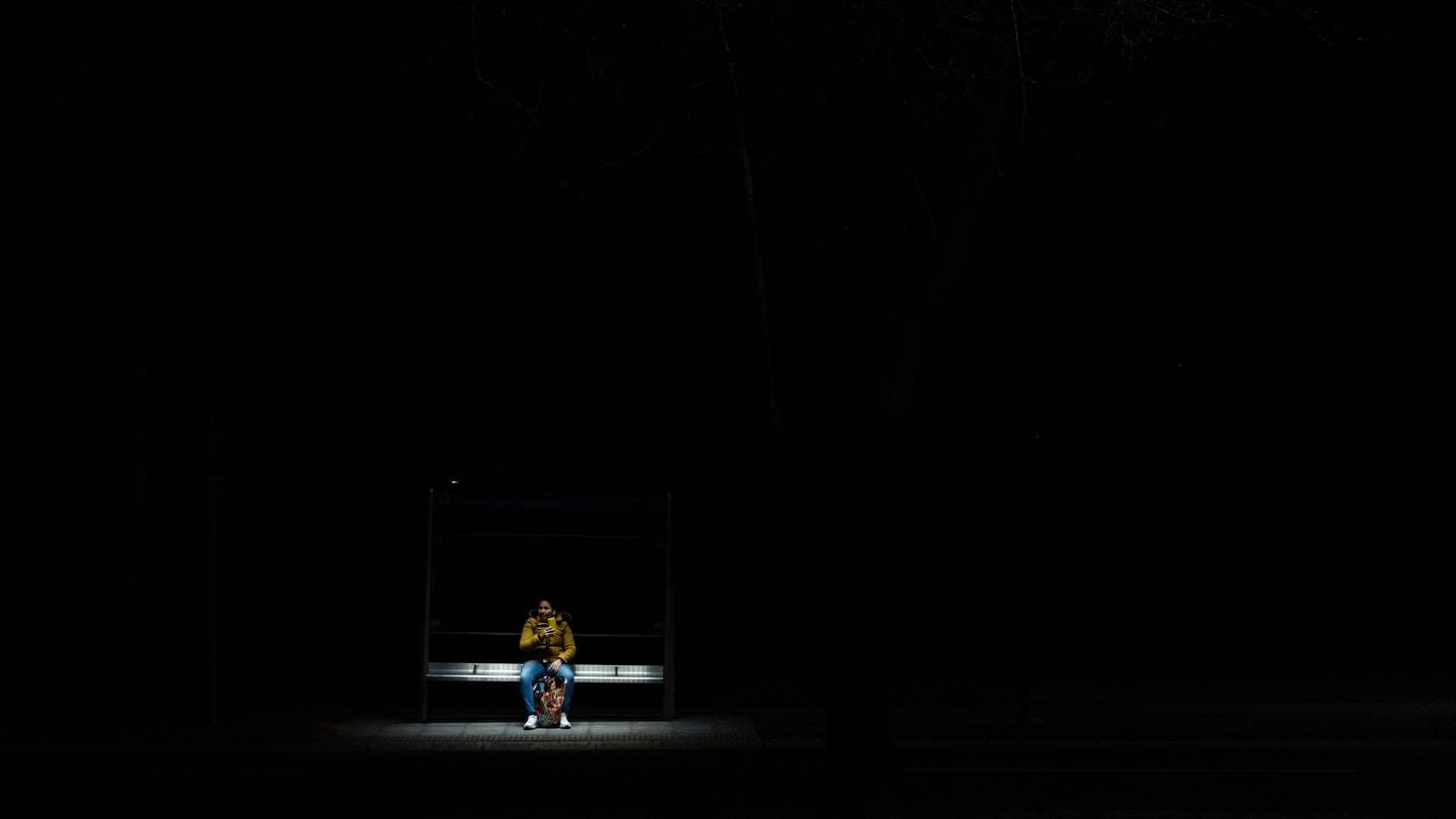 Ein Mann sitzt einsam und alleine auf einer Bank (Archivbild). (Foto: dpa Bildfunk, picture alliance/dpa/ZUMA Press Wire | Matias Basualdo)