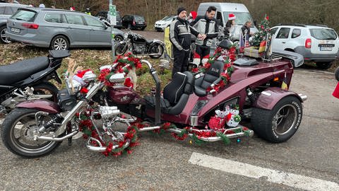 Ein weihnachtlich geschmücktes Motorrad mit Mistelzweigen und Lametta steht auf einem Parkplatz am Glemseck. (Foto: SWR)