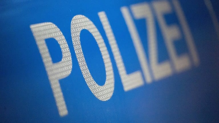 Schrift "Polizei" auf einem baden-württembergischen Polizei-Auto (Foto: dpa Bildfunk, picture alliance/dpa | Marijan Murat)