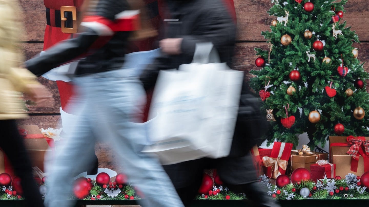 Das Weihnachtsgeschäft 2023 in der Stuttgarter Innenstadt sei gut gewesen, zumindest gab es 30 Prozent mehr Passanten auf der Königstraße. (Foto: dpa Bildfunk, picture alliance/dpa | Anna Ross)