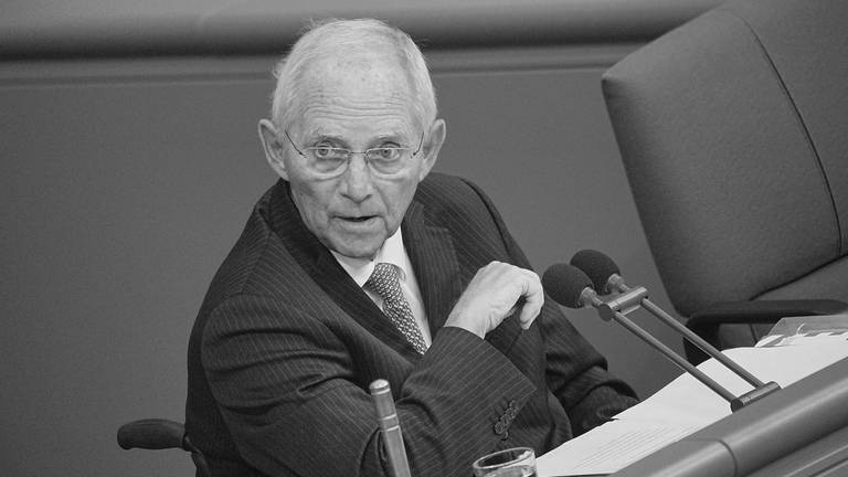 Wolfgang Schäuble sitzt in seinem Sitz im Bundestag