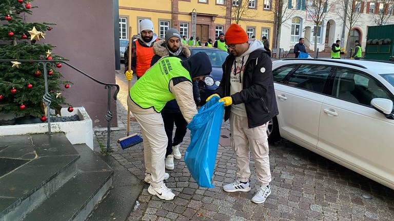 Ahmadiyya Muslime räumen nach Silvester in Rutesheim Müll von den Straßen. (Foto: Noor Ud Din Ashraf)