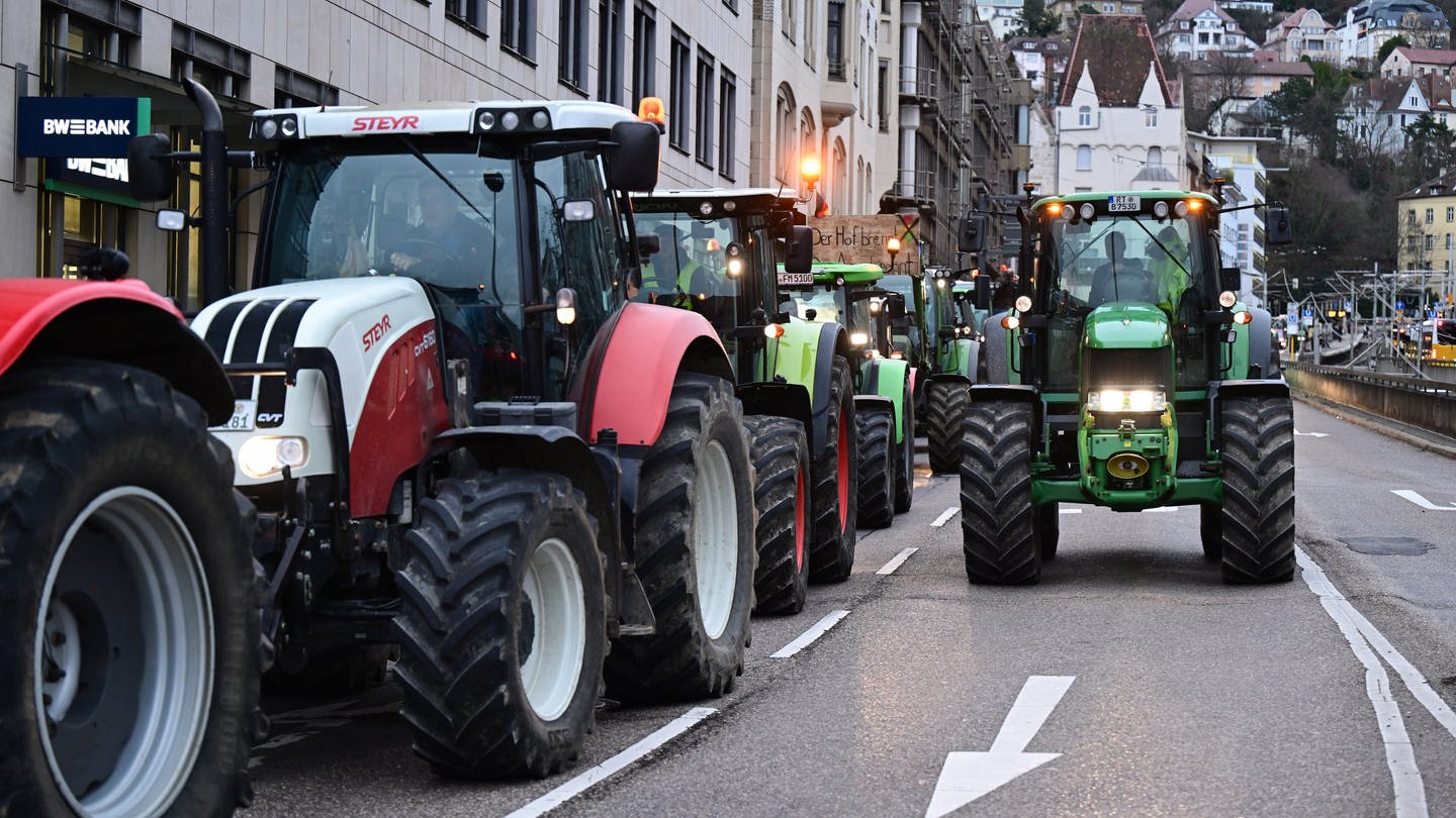 Landwirte mit Traktoren auf dem Weg in die Stuttgarter Innenstadt am 21. Dezember 2023 (Foto: dpa Bildfunk, picture alliance/dpa | Bernd Weißbrod (Archivbild))
