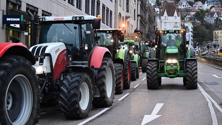 Landwirte mit Traktoren auf dem Weg in die Stuttgarter Innenstadt am 21. Dezember 2023