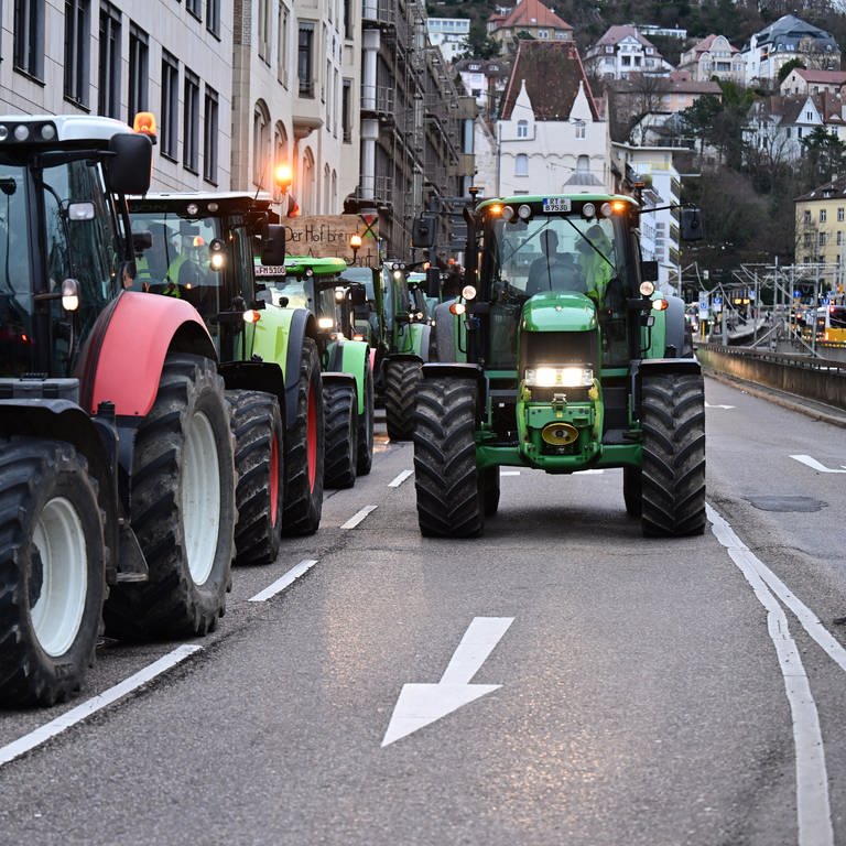 Landwirte mit Traktoren auf dem Weg in die Stuttgarter Innenstadt am 21. Dezember 2023 (Foto: dpa Bildfunk, picture alliance/dpa | Bernd Weißbrod (Archivbild))