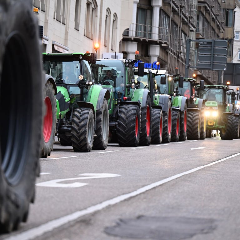 Viele Traktoren passieren hintereinander die Stuttgarter Innenstadt (Foto: picture-alliance / Reportdienste, Picture Alliance)