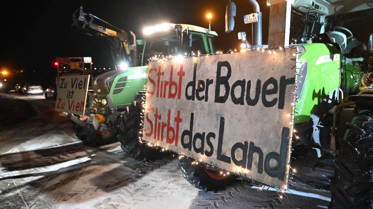 "Stirbt der Bauer, stirbt das Land" ist auf einem Schild beim Protest von Landwirtinnen und Landwirten an der Zufahrt zur A8 bei Neuhausen (Kreis Esslingen) zu lesen.