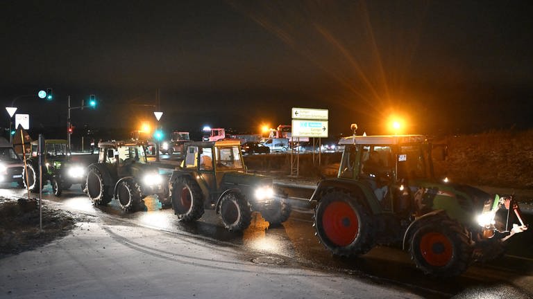 Mit Traktoren blockieren Landwirte die Zufahrt zur Autobahn 8 bei Neuhausen auf den Fildern (Kreis Esslingen).