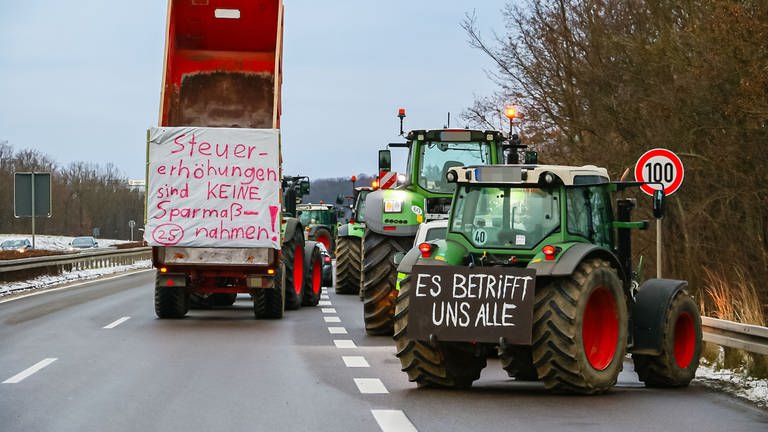 Die B10 bei Korntal-Münchingen im Kreis Ludwigsburg wurde am Montagmorgen von Landwirten blockiert.