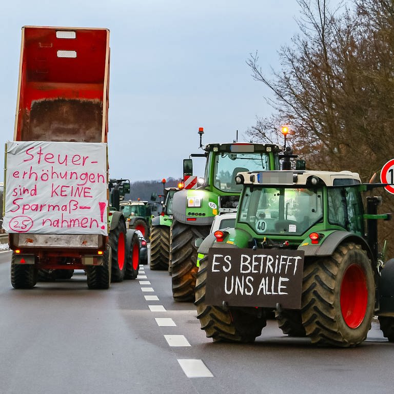 Die B10 bei Korntal-Münchingen im Kreis Ludwigsburg wurde am Montagmorgen von Landwirten blockiert. (Foto: KS-Images.de / Andreas Rometsch)