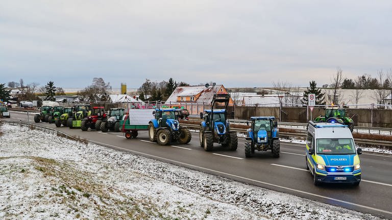 Auf der B10 bei Korntal-Münchingen (Kreis Ludwigsburg) blockieren Landwirte alle Fahrspuren und legen so den Verkehr lahm. (Foto: KS-Images.de / Andreas Rometsch)