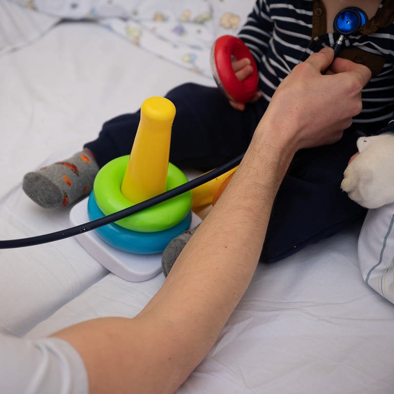Ein Arzt im Olgahospital Stuttgart untersucht ein Kleinkind (Archivbild). (Foto: dpa Bildfunk, picture alliance/dpa | Sebastian Gollnow (Archivbild))