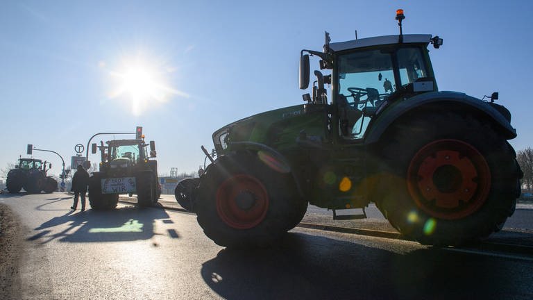 Traktoren, die im Rahmen der Bauernproteste eine Straße blockieren