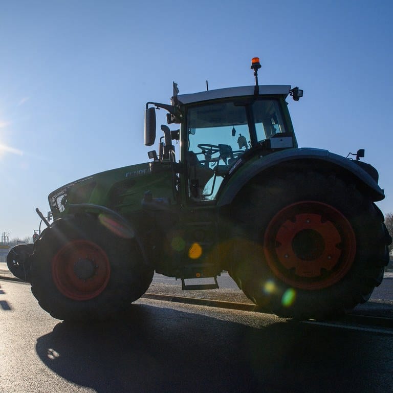 Traktoren, die im Rahmen der Bauernproteste eine Straße blockieren (Foto: dpa Bildfunk, picture alliance/dpa | Klaus-Dietmar Gabbert)