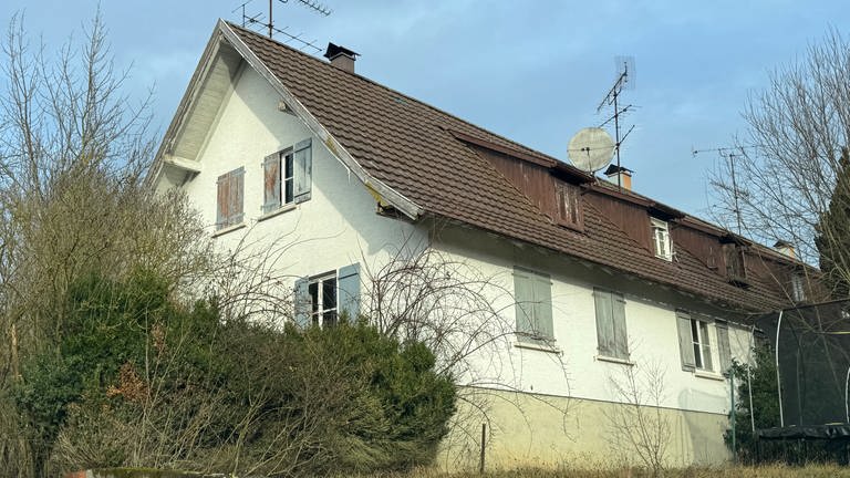 Das Haus in Aichtal (Kreis Esslingen) ist nicht mehr bewohnbar und soll eigentlich abgrissen werden. (Foto: Pressestelle, Stadt Aichtal)