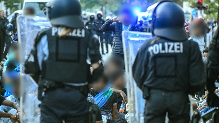 Polizisten kesseln eine Gruppe von Demonstranten bei einer Eritrea-Veranstaltung in Stuttgart ein