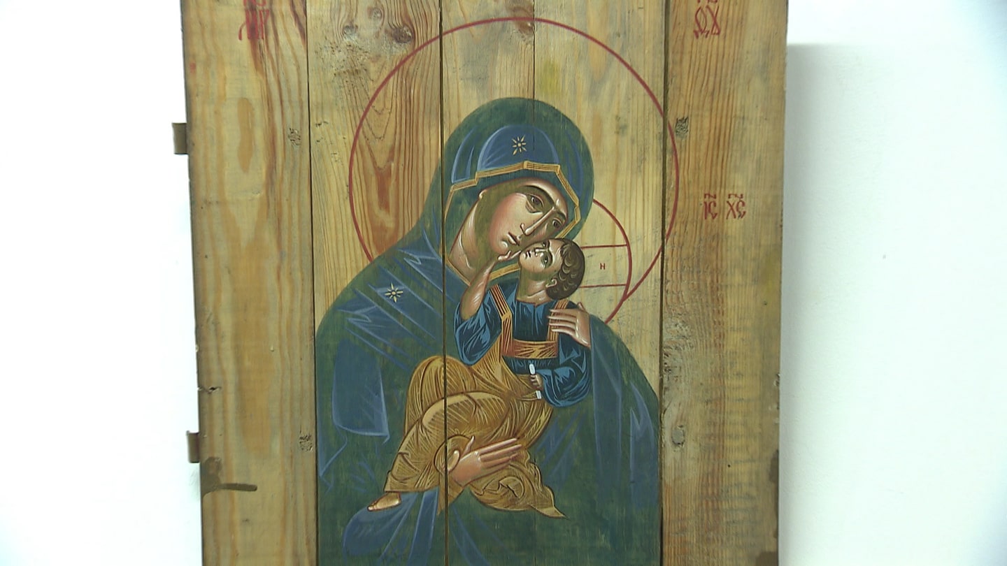Die Jungfrau Maria und das Jesuskind gemalt auf die Bretter einer Munitionskiste. (Foto: SWR)
