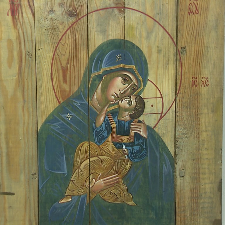 Die Jungfrau Maria und das Jesuskind gemalt auf die Bretter einer Munitionskiste.