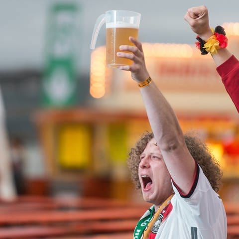 Ein Fan hält während eines EM Spiels ein Bier in der Hand und grölt.  (Foto: dpa Bildfunk,  Patrick Seeger)