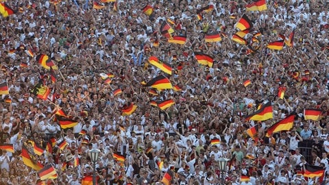 Fussballfans auf dem Stuttgarter Schlossplatz bei der Europameisterschaft 2008. (Foto: dpa Bildfunk, picture alliance / dpa | Norbert Försterling)