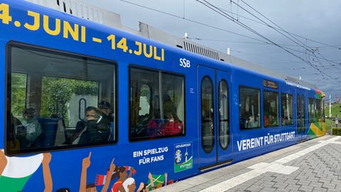 Stadtbahn in Stuttgart mit Werbung zur Euro 2024. (Foto: SWR, Luisa Heining)
