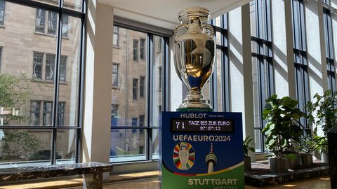 Im Stuttgarter Rathaus steht begehrte Trophäe für EURO 2024. Dazu digitaler Countdown.  (Foto: SWR, Luisa Heining)