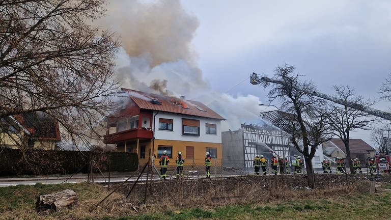 In Herrenberg im Kreis Böblingen läuft ein Großeinsatz der Feuerwehr. Im Stadtteil Gülstein brennen zwei Wohnhäuser.  (Foto: Sueddeutsche Mediengesellschaft)