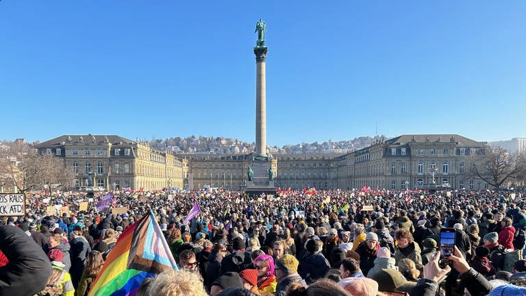 Zahlreiche Menschen haben sich auf dem Stuttgarter Schlossplatz versammelt, um gegen die AfD und gegen Rechtextremismus zu demonstrieren.