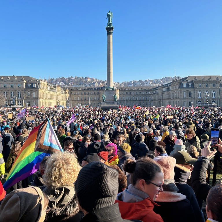 Zahlreiche Menschen haben sich auf dem Stuttgarter Schlossplatz versammelt, um gegen die AfD und gegen Rechtextremismus zu demonstrieren. (Foto: SWR, Martin Bensen)